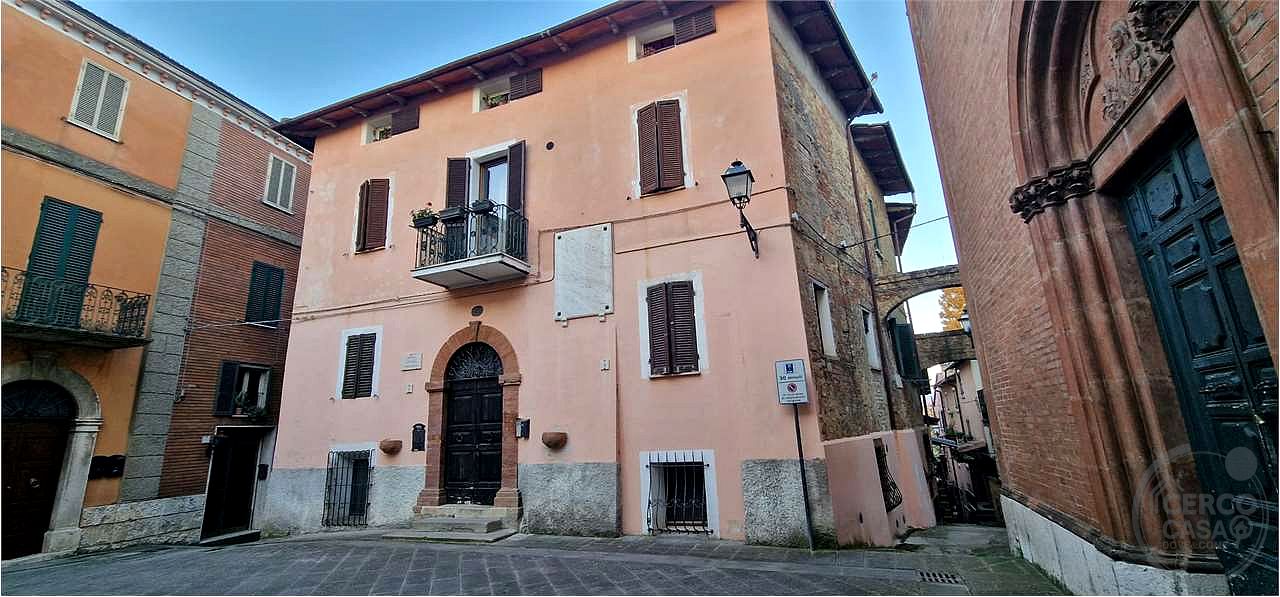 COLLEPEPE: APPARTAMENTO NEL CENTRO DEL PAESE