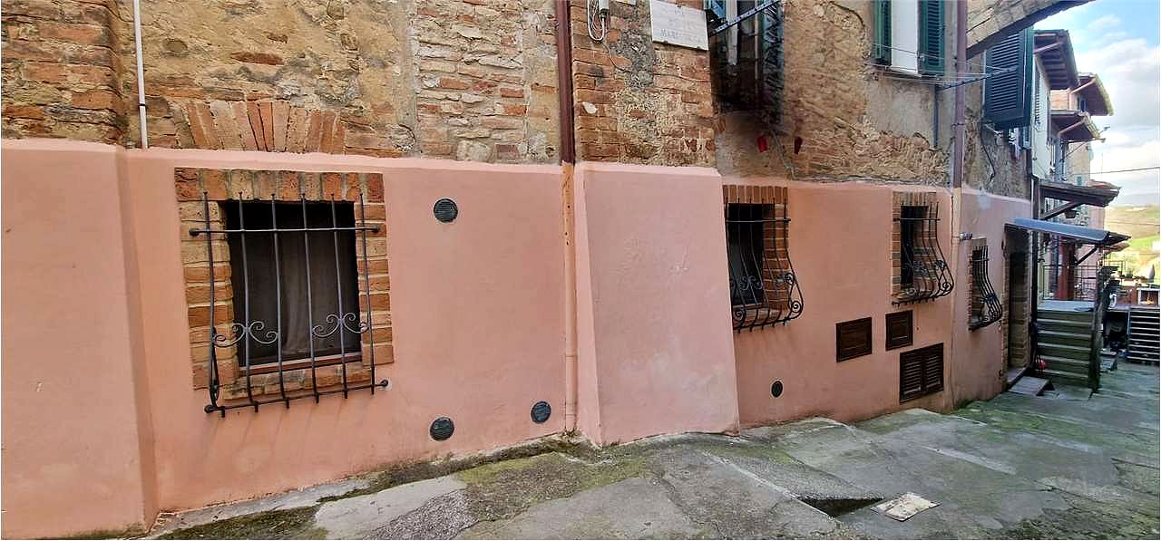 COLLEPEPE: APPARTAMENTO NEL CENTRO DEL PAESE