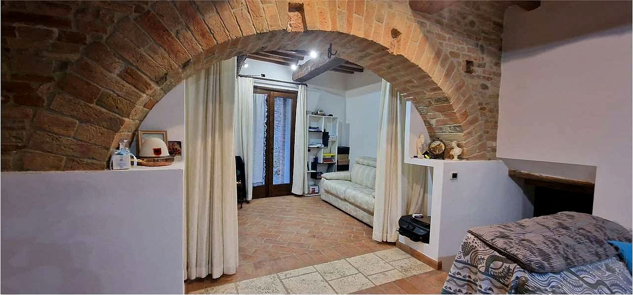 COLLEPEPE: APPARTAMENTO NEL CENTRO DEL PAESE