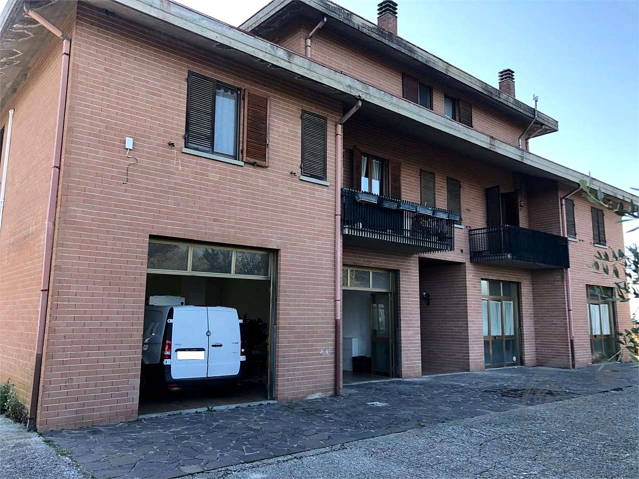 A 8 KM DA TODI: APPARTAMENTO PANORAMICO DI AMPIA METRATURA