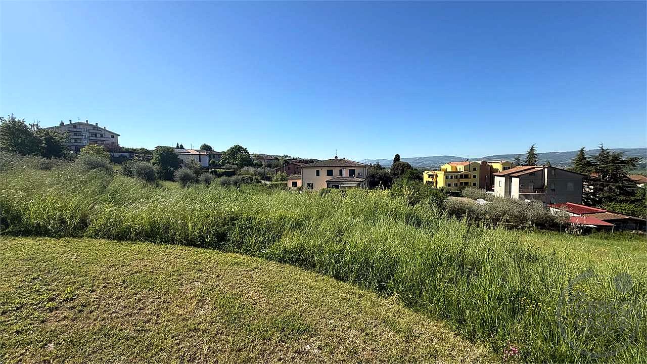 COLLEPEPE: TERRENO EDIFICABILE IN ZONA SERVITA