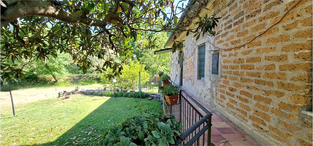TODI - PIAN DI SAN MARTINO: CASALE CON TERRENO CIRCOSTANTE