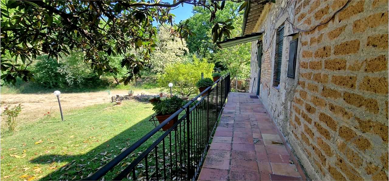 TODI - PIAN DI SAN MARTINO: CASALE CON TERRENO CIRCOSTANTE