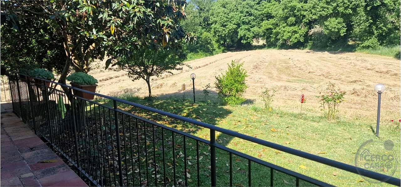 TODI - PIAN DI SAN MARTINO: CASALE CON TERRENO CIRCOSTANTE