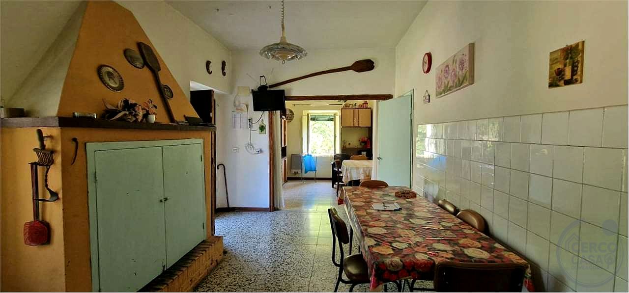 TODI - PIAN DI SAN MARTINO: CASALE CON TERRENO CIRCOSTANTE