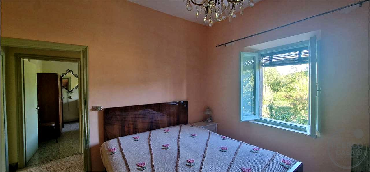 TODI - PIAN DI SAN MARTINO: CASALE CON TERRENO CIRCOSTANTE