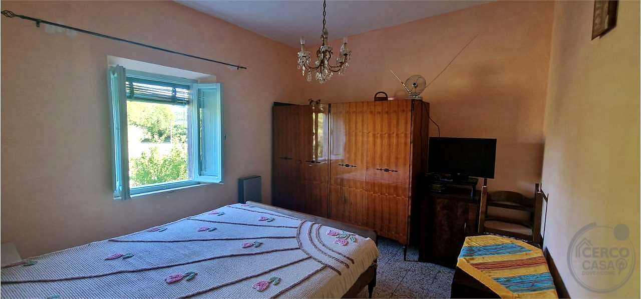 TODI - PIAN DI SAN MARTINO: CASALE CON TERRENO CIRCOSTANTE
