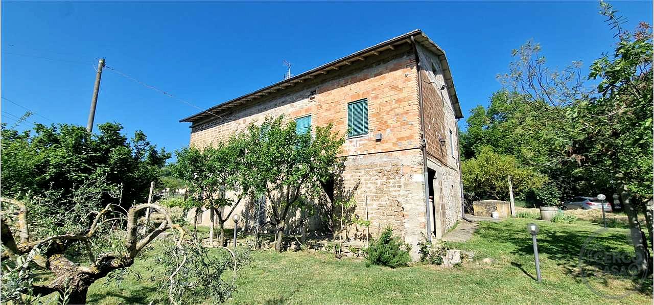 TODI - PIAN DI SAN MARTINO: CASALE CON TERRENO CIRCOSTANTE