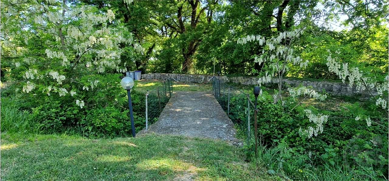 TODI - PIAN DI SAN MARTINO: CASALE CON TERRENO CIRCOSTANTE