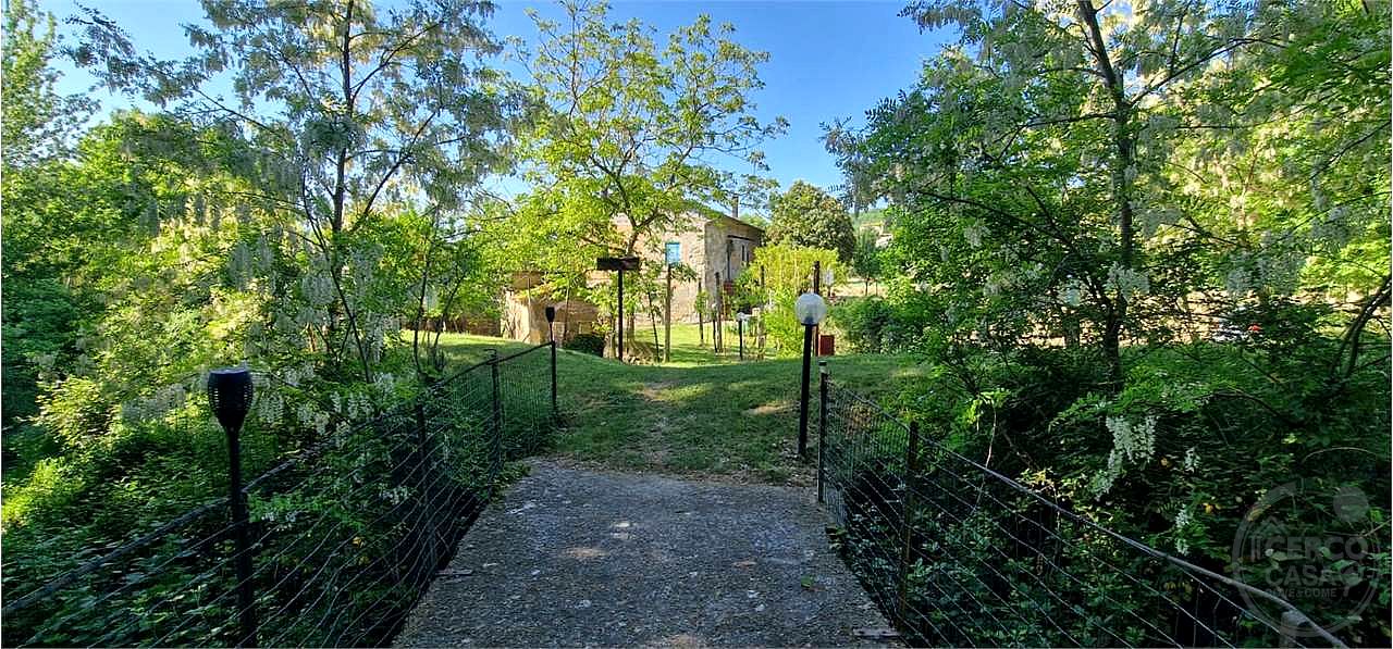TODI - PIAN DI SAN MARTINO: CASALE CON TERRENO CIRCOSTANTE