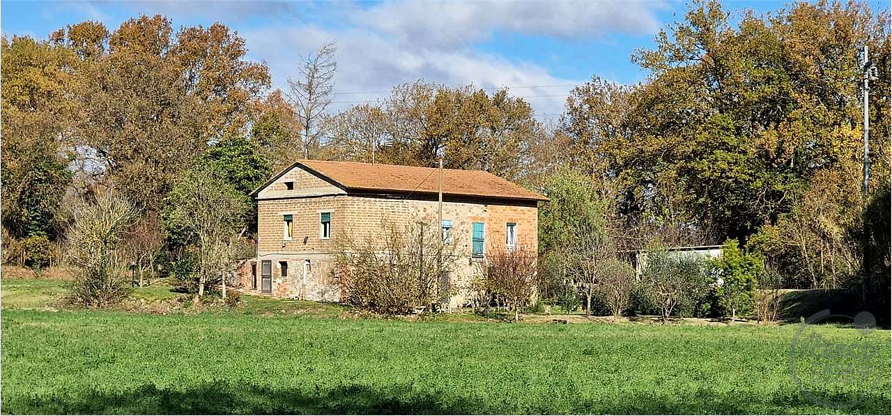 TODI - PIAN DI SAN MARTINO: CASALE CON TERRENO CIRCOSTANTE