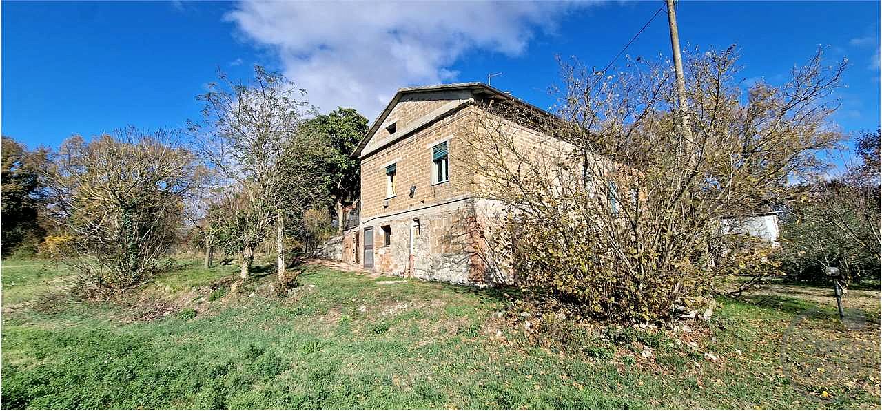 TODI - PIAN DI SAN MARTINO: CASALE CON TERRENO CIRCOSTANTE