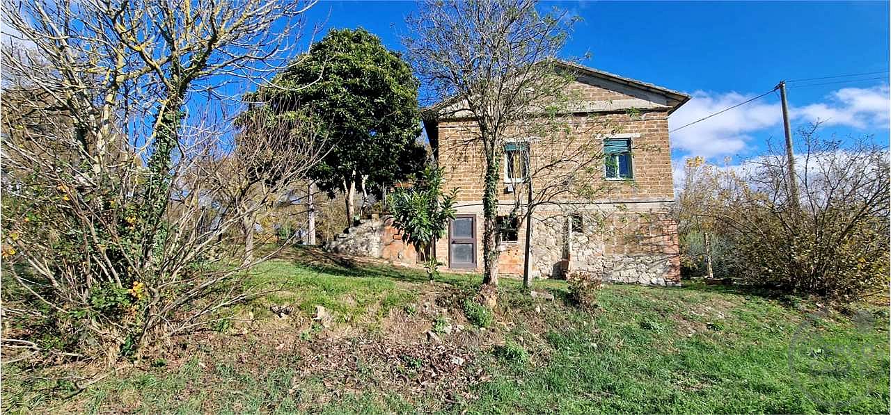 TODI - PIAN DI SAN MARTINO: CASALE CON TERRENO CIRCOSTANTE