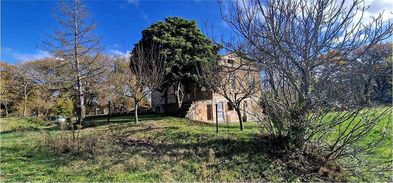 TODI - PIAN DI SAN MARTINO: CASALE CON TERRENO CIRCOSTANTE