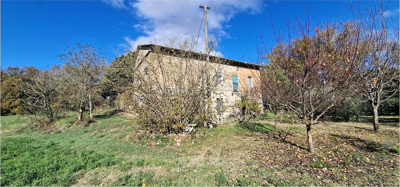TODI - PIAN DI SAN MARTINO: CASALE CON TERRENO CIRCOSTANTE