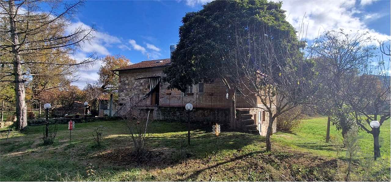 TODI - PIAN DI SAN MARTINO: CASALE CON TERRENO CIRCOSTANTE