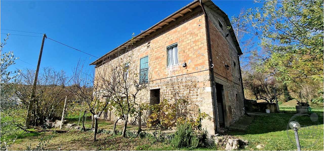 TODI - PIAN DI SAN MARTINO: CASALE CON TERRENO CIRCOSTANTE