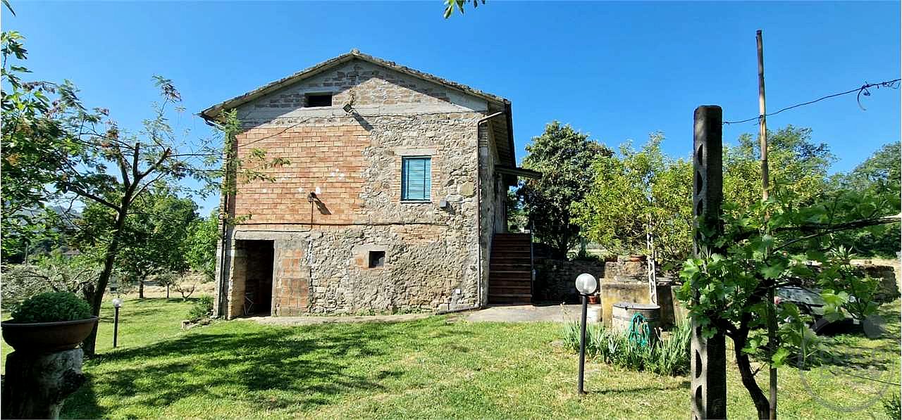 TODI - PIAN DI SAN MARTINO: CASALE CON TERRENO CIRCOSTANTE