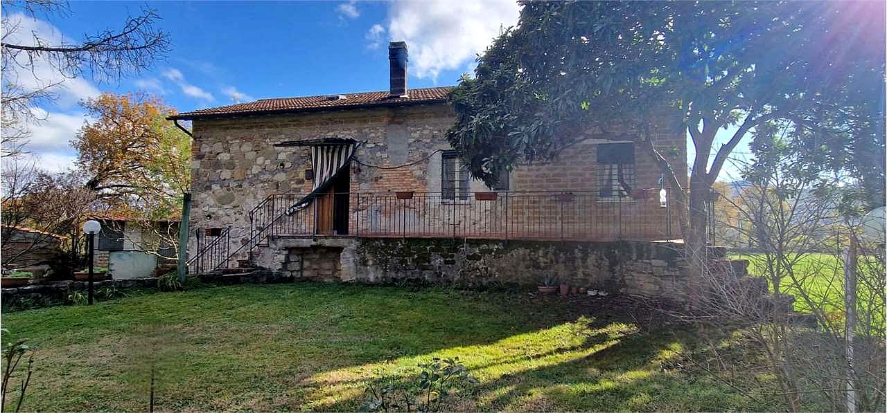 TODI - PIAN DI SAN MARTINO: CASALE CON TERRENO CIRCOSTANTE