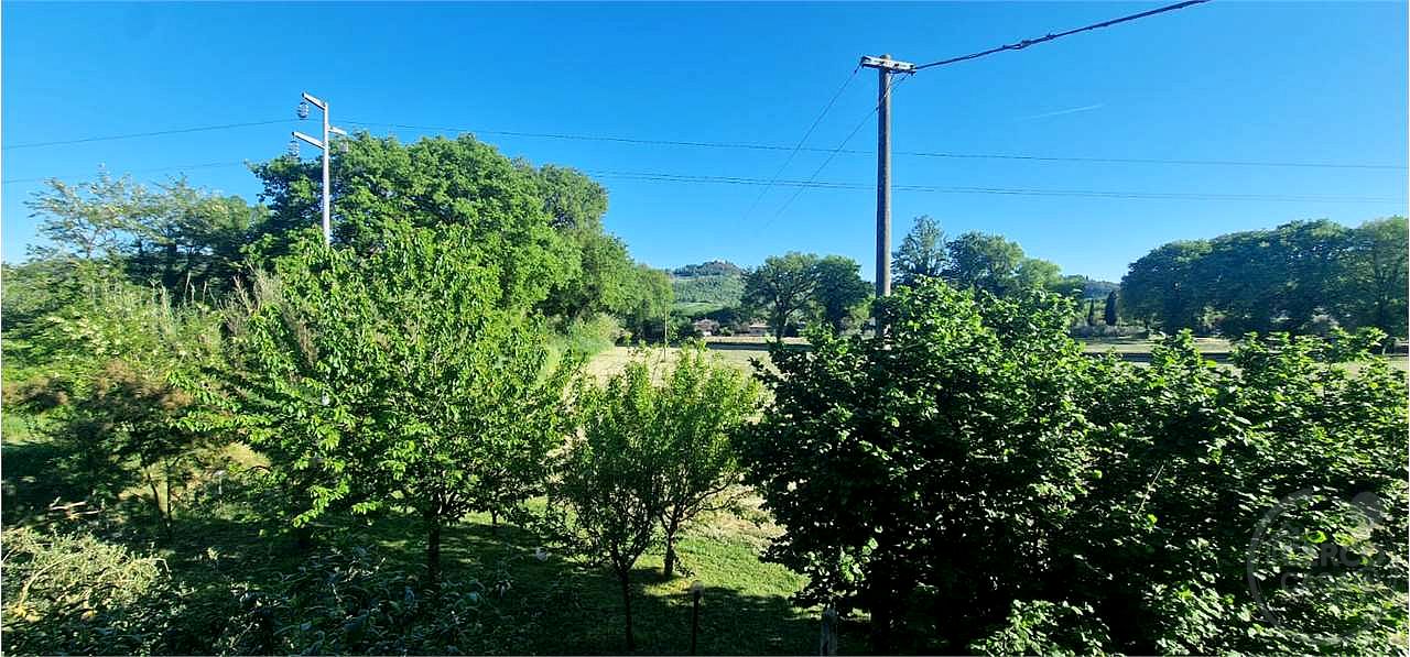 TODI - PIAN DI SAN MARTINO: CASALE CON TERRENO CIRCOSTANTE