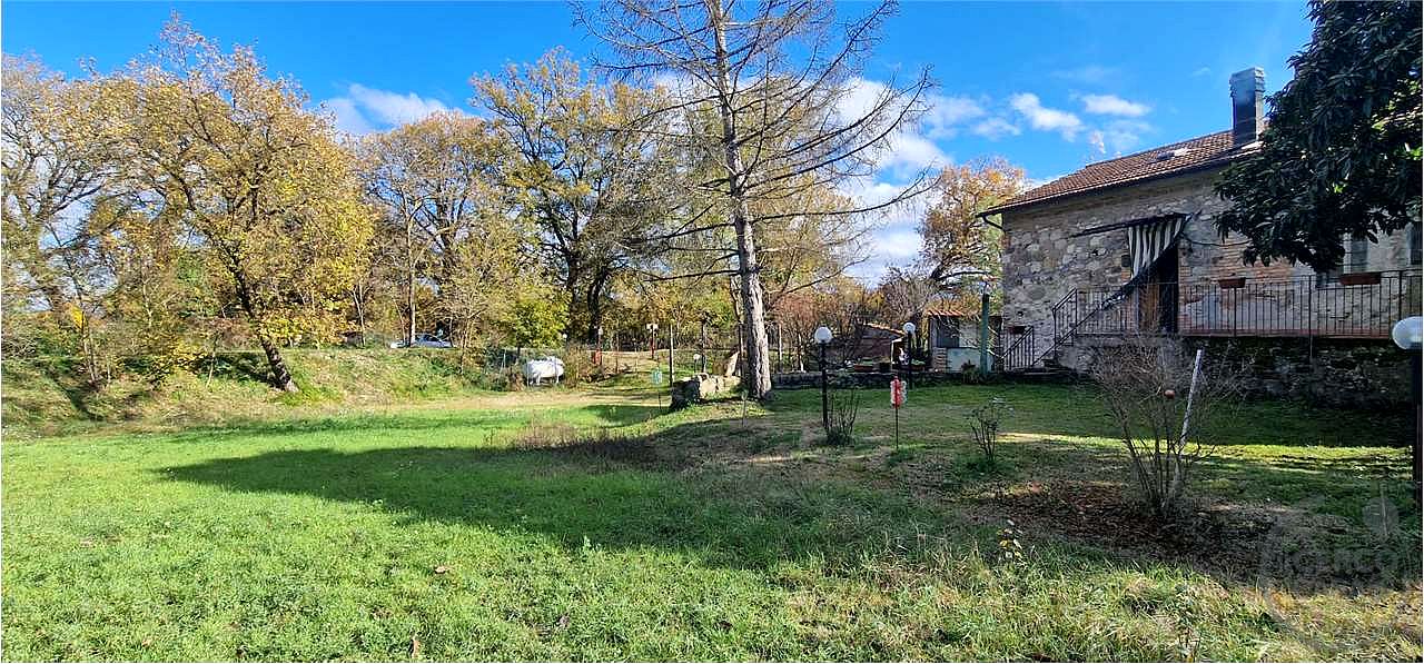 TODI - PIAN DI SAN MARTINO: CASALE CON TERRENO CIRCOSTANTE