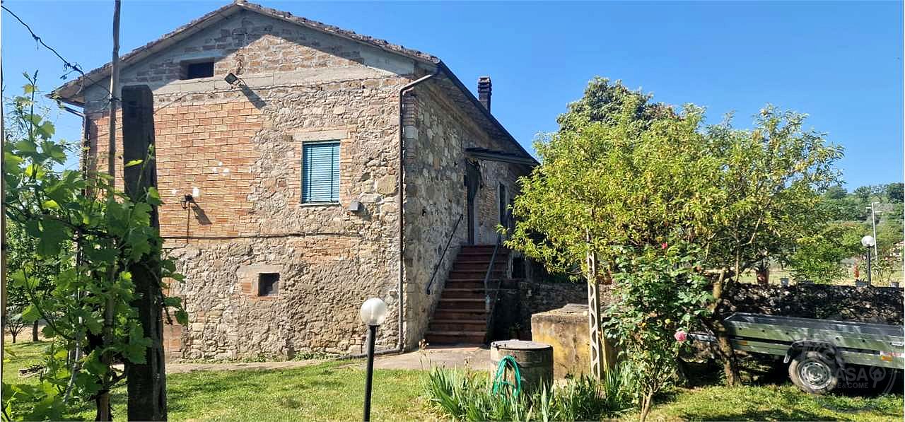 TODI - PIAN DI SAN MARTINO: CASALE CON TERRENO CIRCOSTANTE