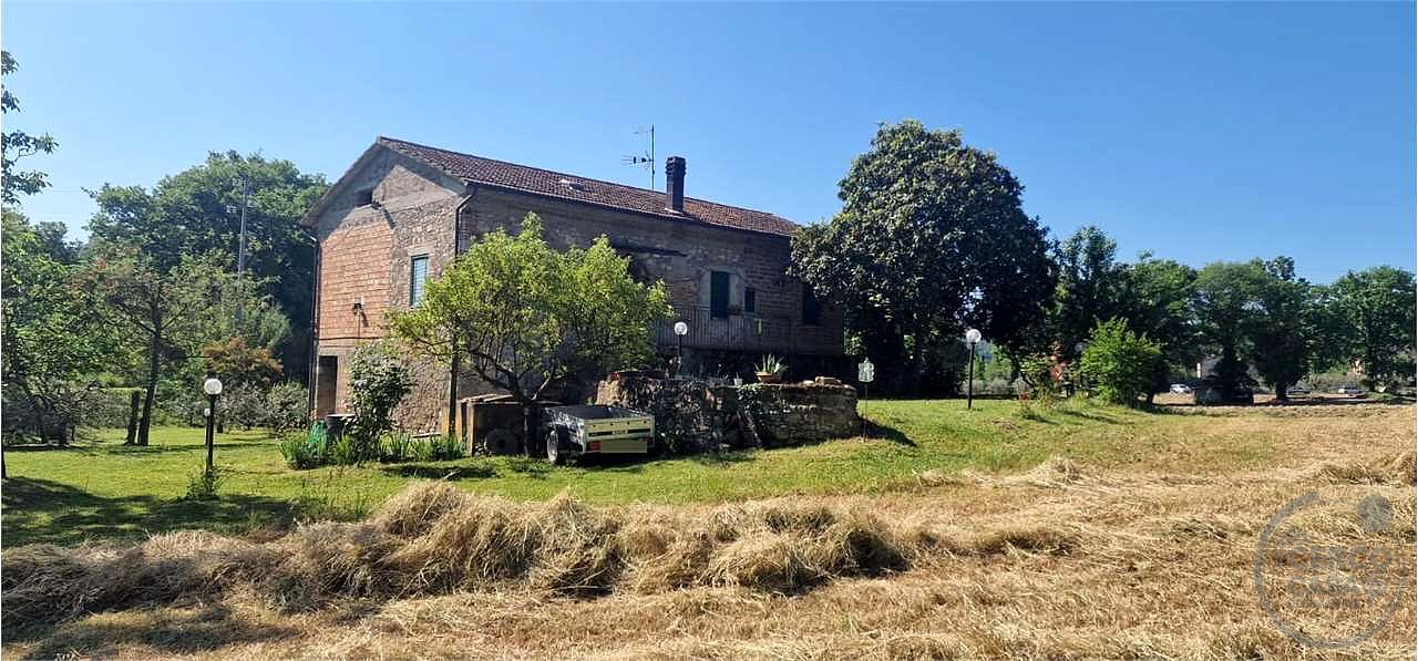 TODI - PIAN DI SAN MARTINO: CASALE CON TERRENO CIRCOSTANTE