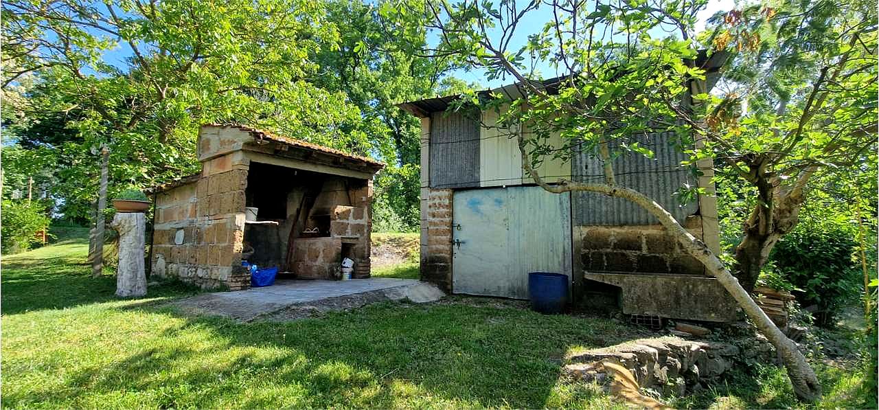 TODI - PIAN DI SAN MARTINO: CASALE CON TERRENO CIRCOSTANTE