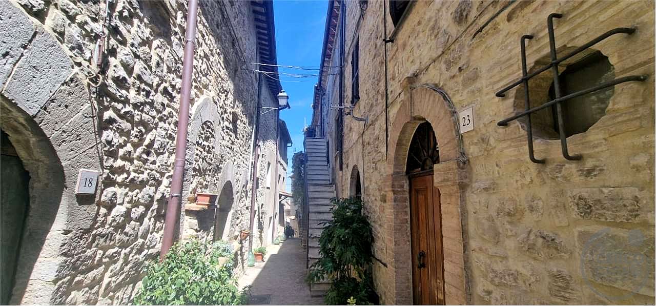 BASCHI - COLLELUNGO: APPARTAMENTO RISTRUTTURATO NEL CENTRO STORICO