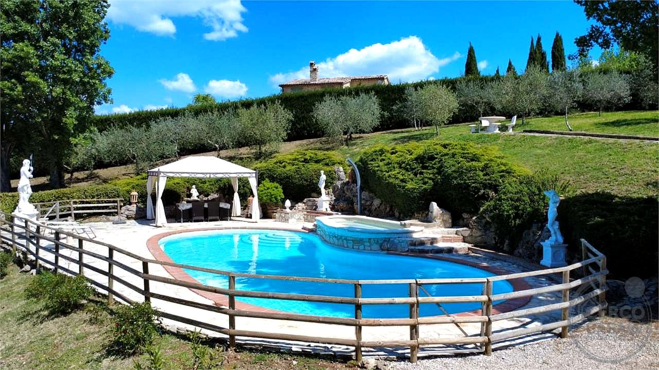 GUALDO CATTANEO - SAN TERENZIANO: SPLENDIDA VILLA CON PISCINA