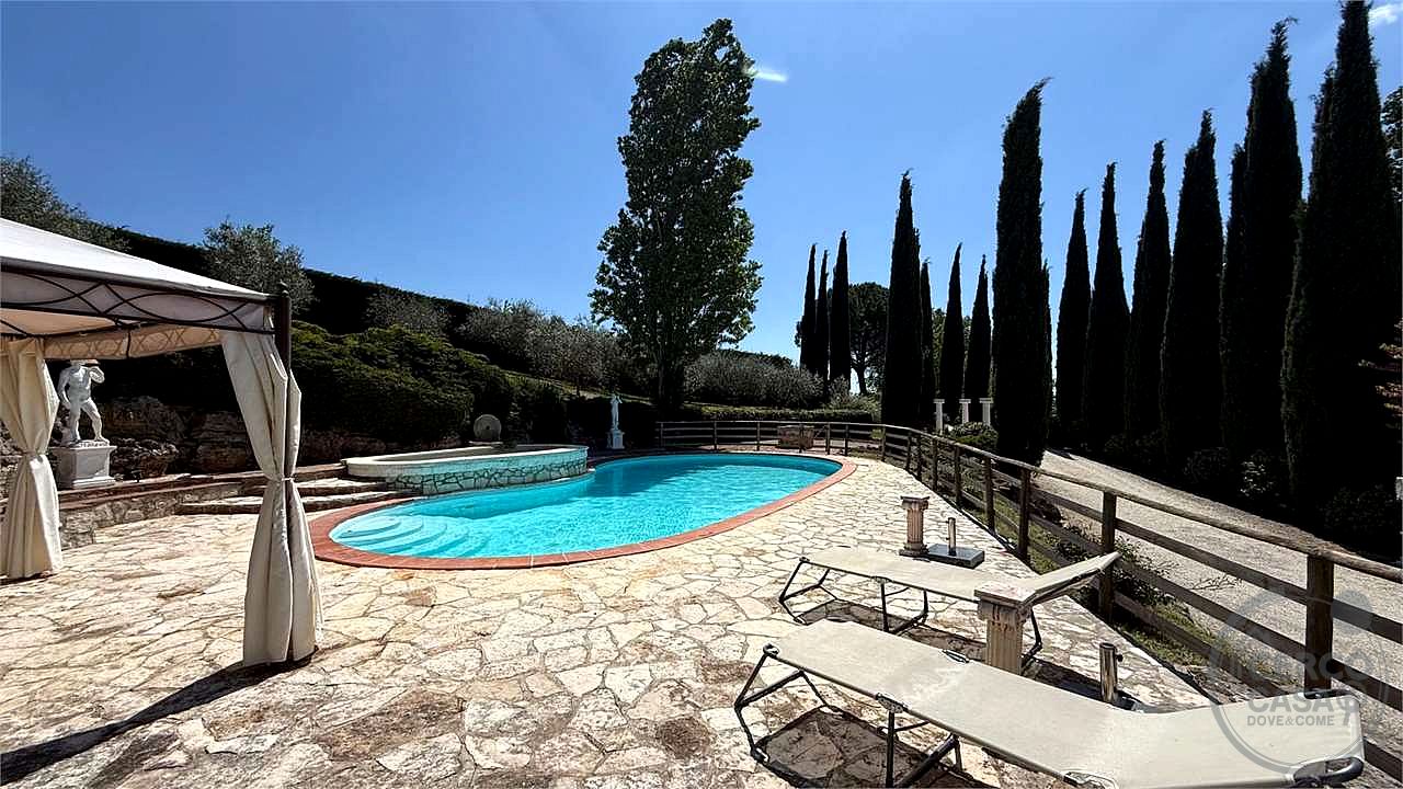 GUALDO CATTANEO - SAN TERENZIANO: SPLENDIDA VILLA CON PISCINA