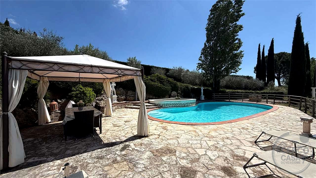 GUALDO CATTANEO - SAN TERENZIANO: SPLENDIDA VILLA CON PISCINA