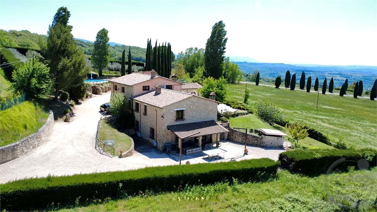 GUALDO CATTANEO - SAN TERENZIANO: SPLENDIDA VILLA CON PISCINA
