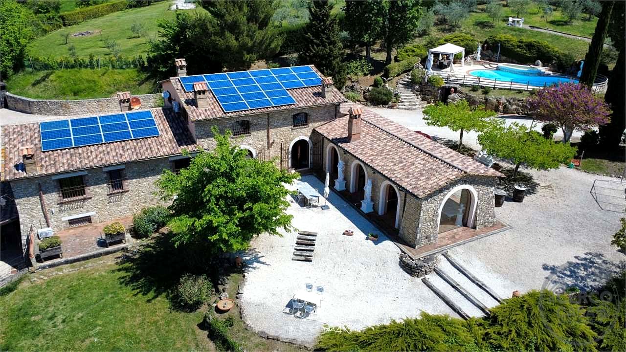 GUALDO CATTANEO - SAN TERENZIANO: SPLENDIDA VILLA CON PISCINA