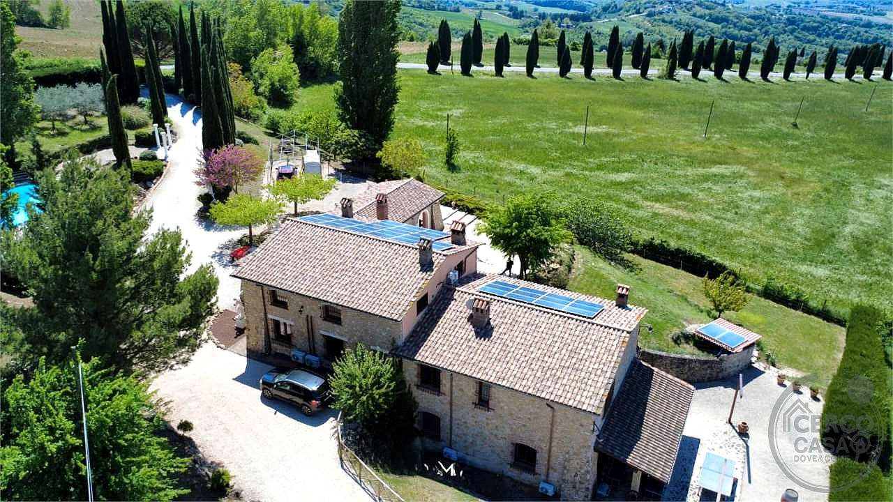 GUALDO CATTANEO - SAN TERENZIANO: SPLENDIDA VILLA CON PISCINA