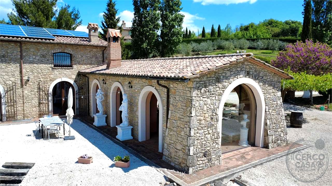GUALDO CATTANEO - SAN TERENZIANO: SPLENDIDA VILLA CON PISCINA