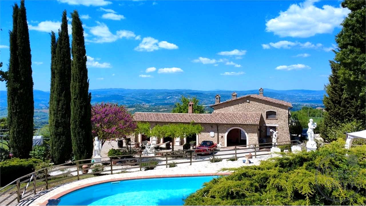 GUALDO CATTANEO - SAN TERENZIANO: SPLENDIDA VILLA CON PISCINA