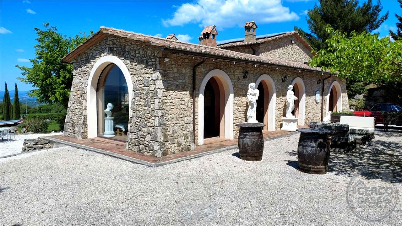 GUALDO CATTANEO - SAN TERENZIANO: SPLENDIDA VILLA CON PISCINA