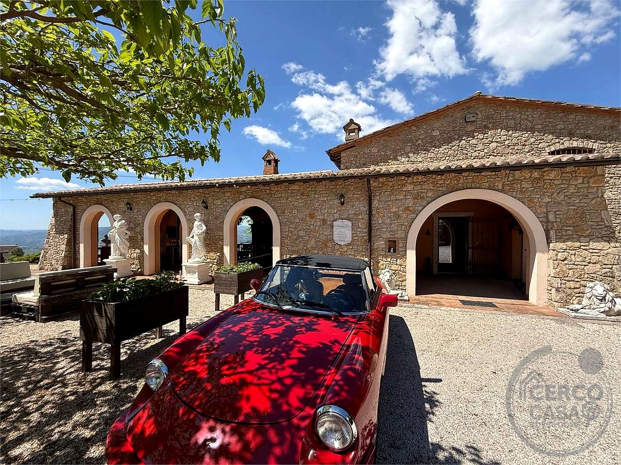 GUALDO CATTANEO - SAN TERENZIANO: SPLENDIDA VILLA CON PISCINA