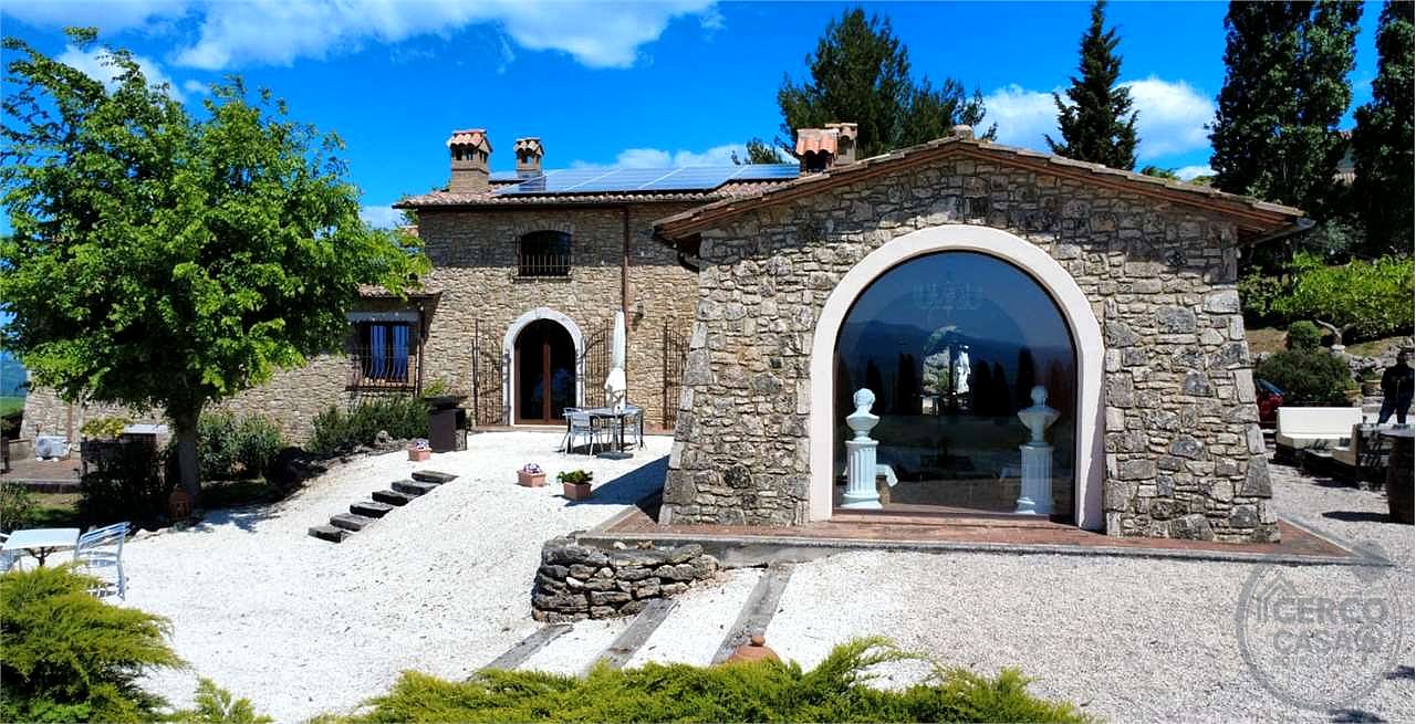 GUALDO CATTANEO - SAN TERENZIANO: SPLENDIDA VILLA CON PISCINA