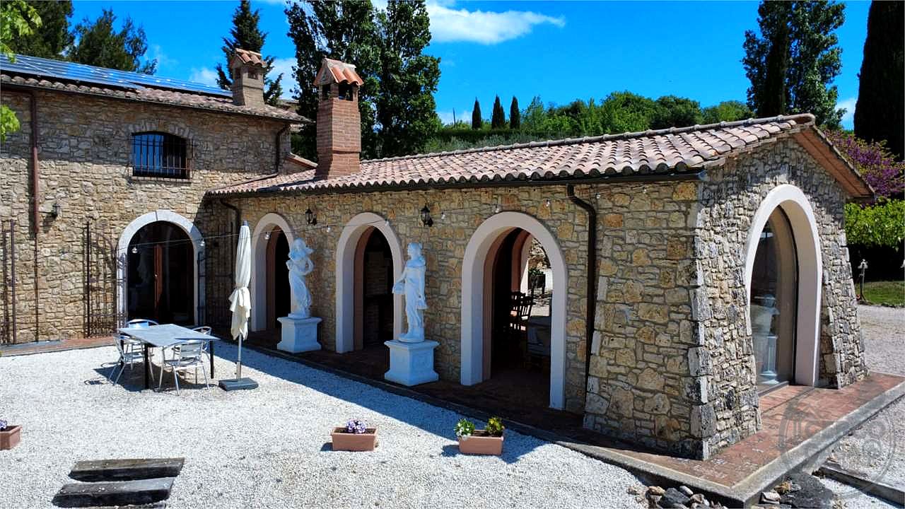 GUALDO CATTANEO - SAN TERENZIANO: SPLENDIDA VILLA CON PISCINA