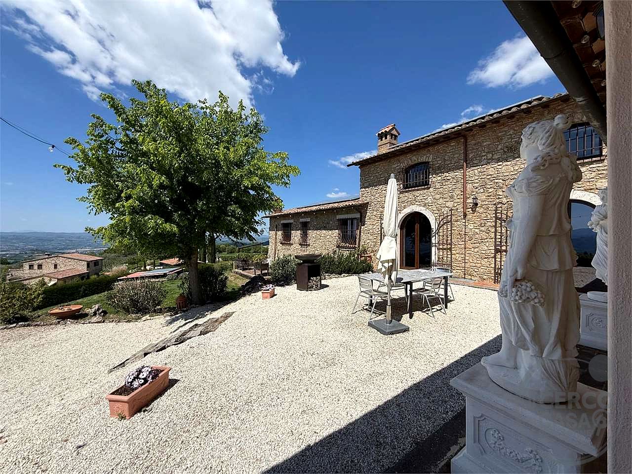 GUALDO CATTANEO - SAN TERENZIANO: SPLENDIDA VILLA CON PISCINA