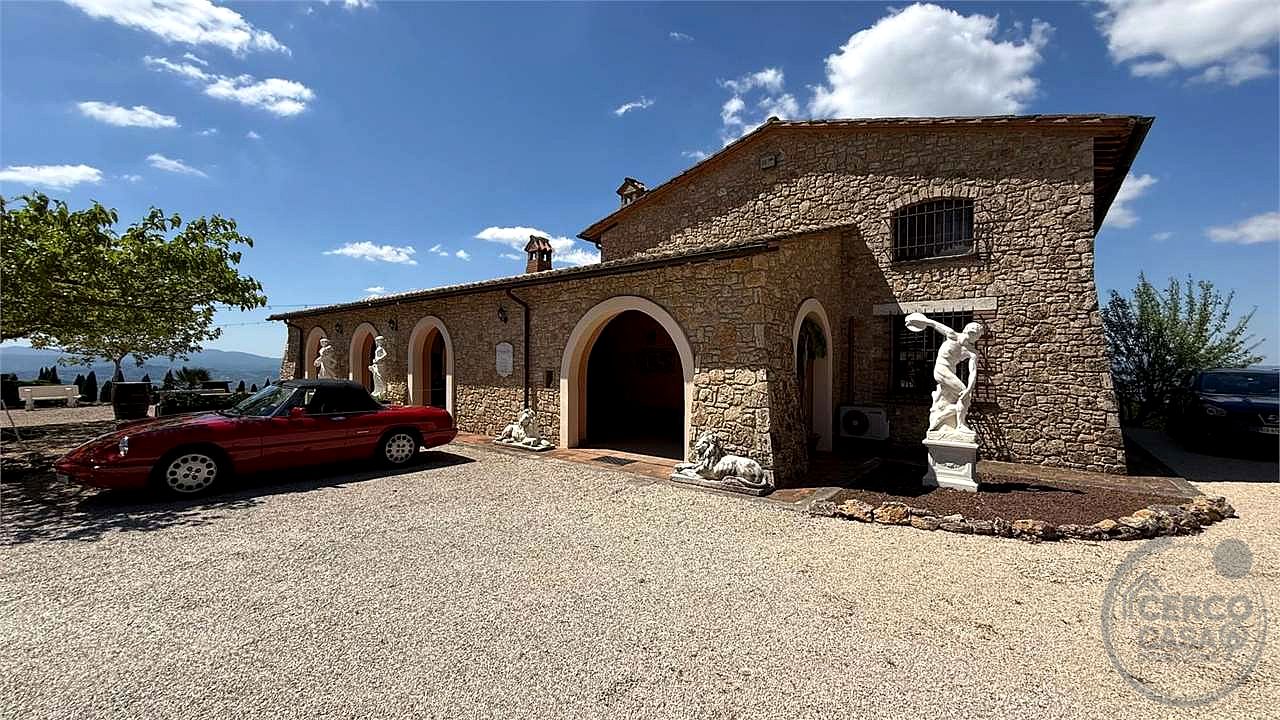 GUALDO CATTANEO - SAN TERENZIANO: SPLENDIDA VILLA CON PISCINA