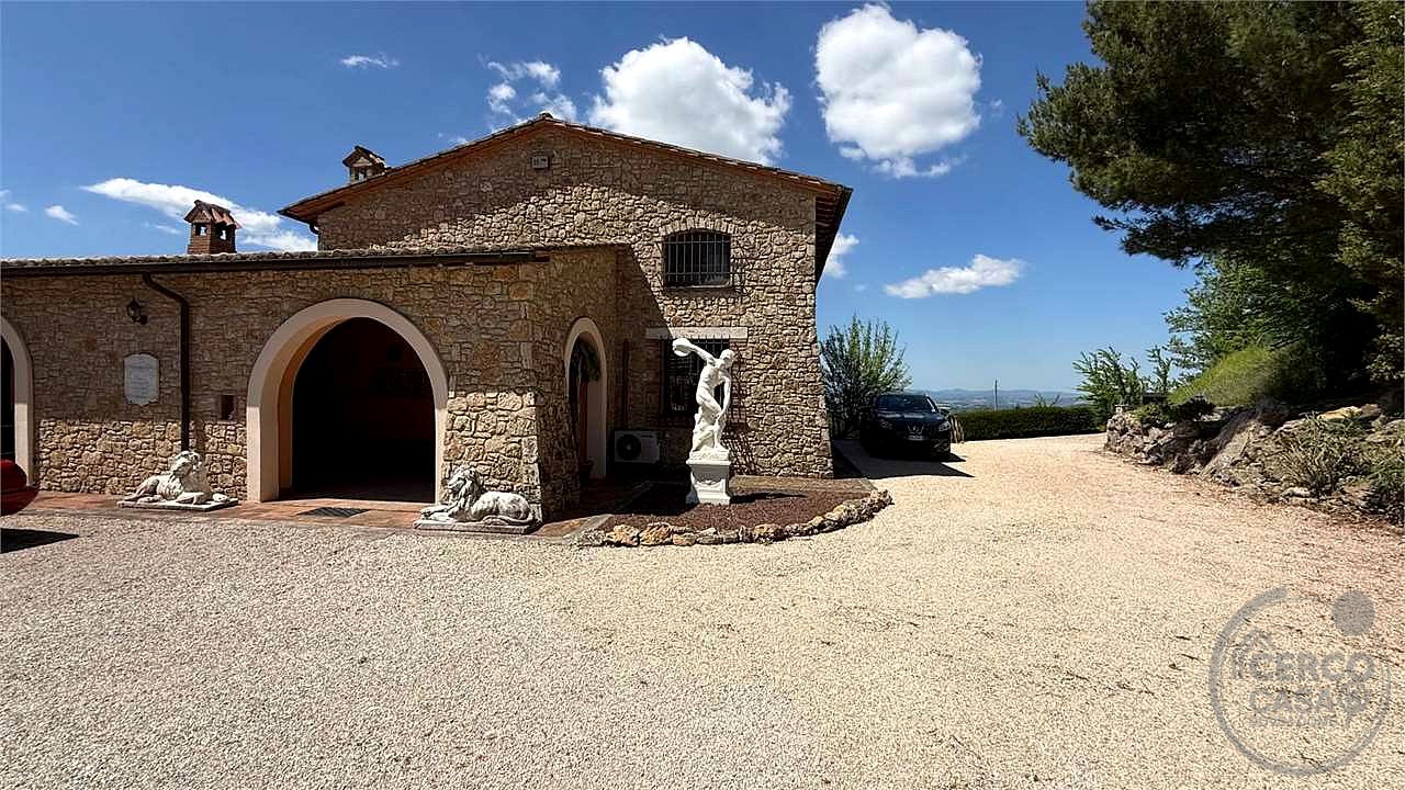 GUALDO CATTANEO - SAN TERENZIANO: SPLENDIDA VILLA CON PISCINA