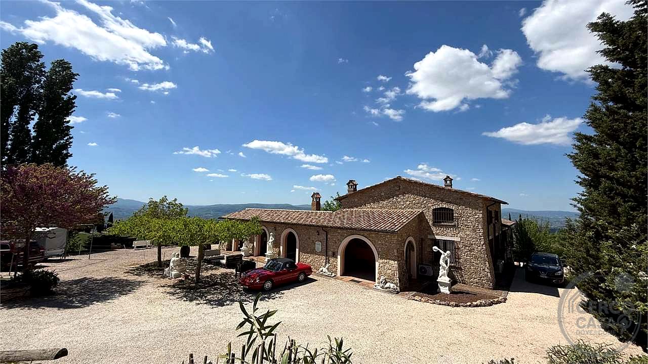 GUALDO CATTANEO - SAN TERENZIANO: SPLENDIDA VILLA CON PISCINA