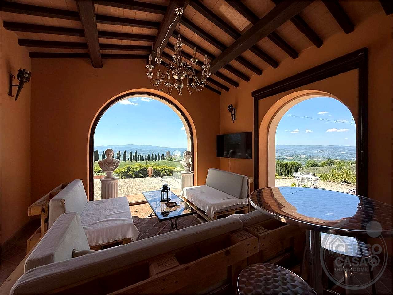 GUALDO CATTANEO - SAN TERENZIANO: SPLENDIDA VILLA CON PISCINA