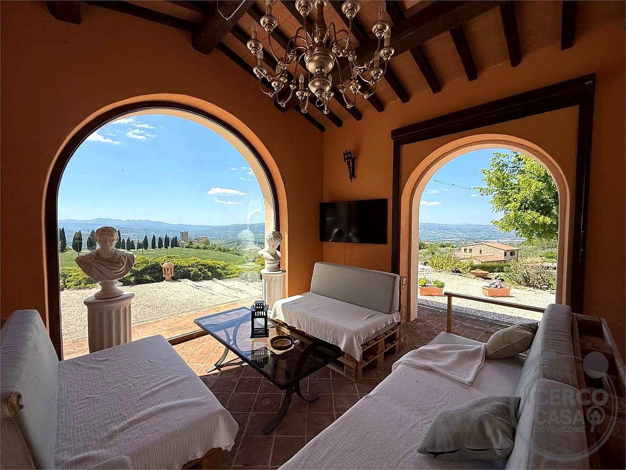 GUALDO CATTANEO - SAN TERENZIANO: SPLENDIDA VILLA CON PISCINA