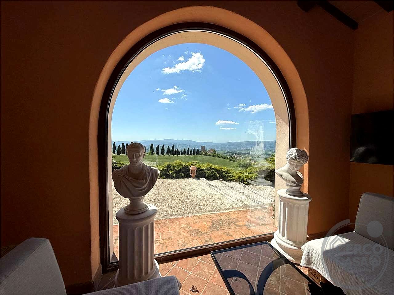 GUALDO CATTANEO - SAN TERENZIANO: SPLENDIDA VILLA CON PISCINA