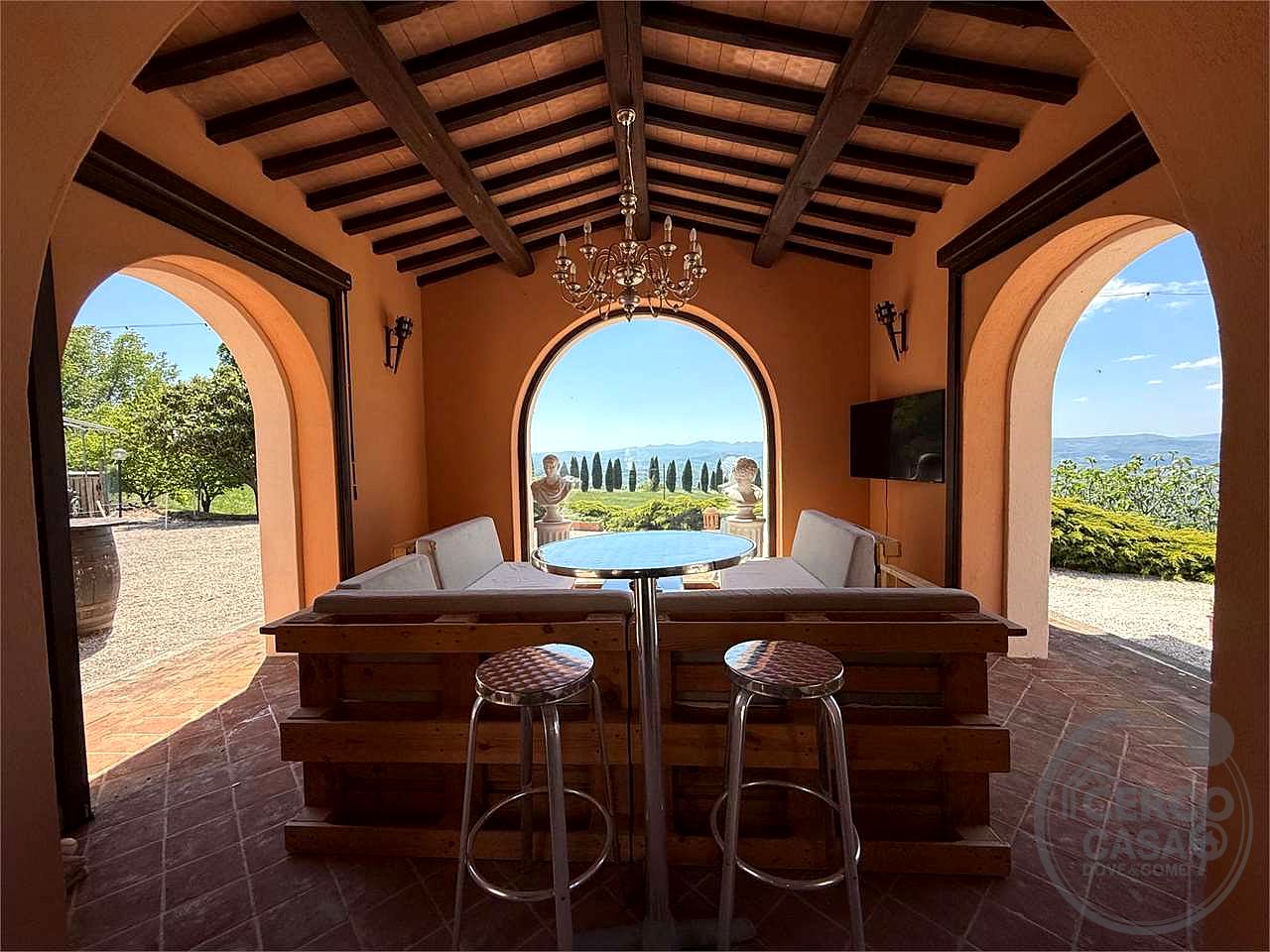 GUALDO CATTANEO - SAN TERENZIANO: SPLENDIDA VILLA CON PISCINA