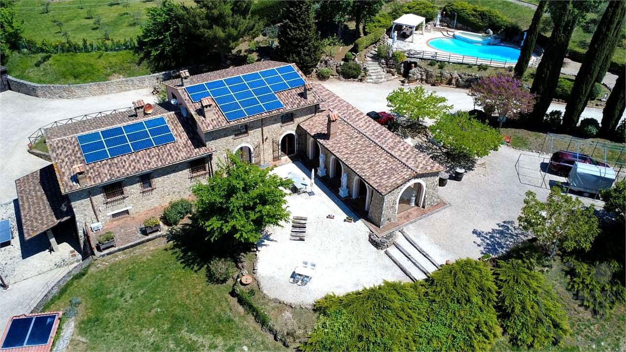 GUALDO CATTANEO - SAN TERENZIANO: SPLENDIDA VILLA CON PISCINA